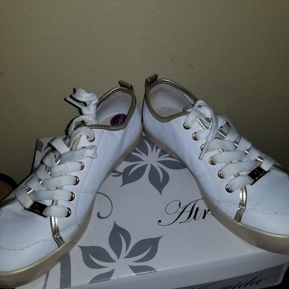 Guess tennis shoes